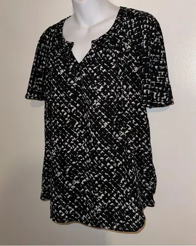 Apt. 9  women’s Black & White business Casual Top size Small