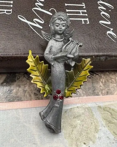 Vintage Angel Violin Christmas Brooch – Holly Leaves Holiday Pin (1980s) Silver
