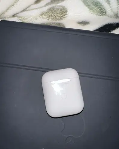 Apple AirPod Generation 2 Wireless Charging Case