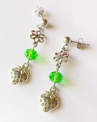 Handmade funky fairy Kawaii retro strawberry & green glass beads dangle unisex earrings 💚🍓