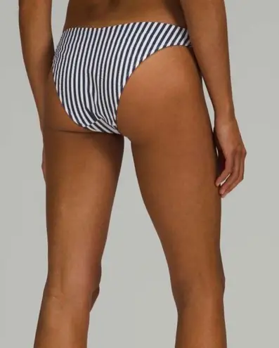 Lululemon Seersucker Skimpy Mid Rise Bottom NWT Size XL (Stripped White Blue)