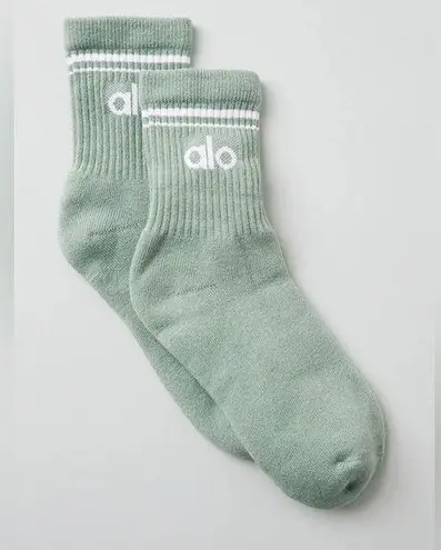 Alo Yoga NWT  Unisex Half-Crew Throwback Sock Icy Sage/White Small