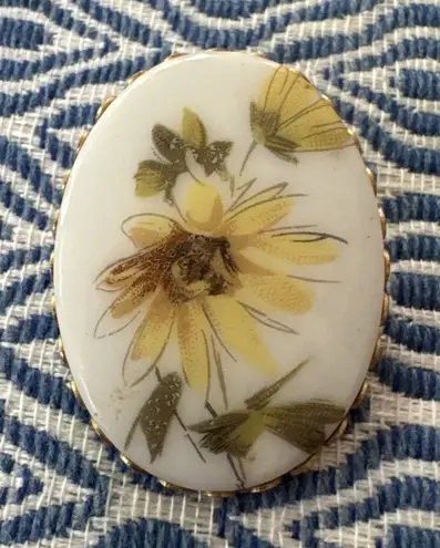 Vintage Acrylic Floral Porcelain White Yellow DaisyFlower Brooch Gold Frame Oval