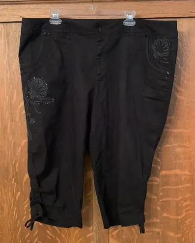Gloria Vanderbilt Annaliese embroidered black capri pants 20W
