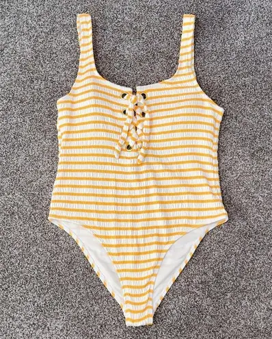 California Waves Women's Yellow Textured Grommet One-Piece Swimsuit Size L
