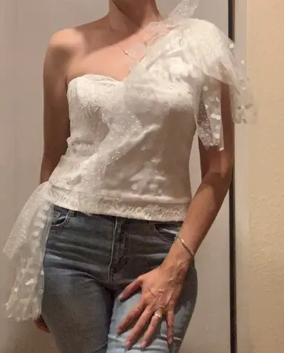 Lulumari NWT one shoulder lace top white size L