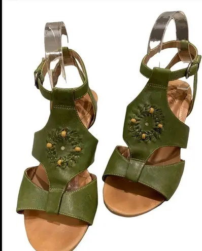 Naya Timpas Green Leather Beaded T