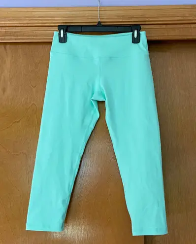 Buffbunny Camilla Cropped Capri Leggings in Mint Size Medium