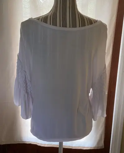 Chelsea &Theodore White Short sleeve Top with. Sleeves Size M