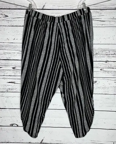 Susan Graver Sz 1X Black Stripe Ruched Leg Liquid Knit Pull-On Crop Capri Pants