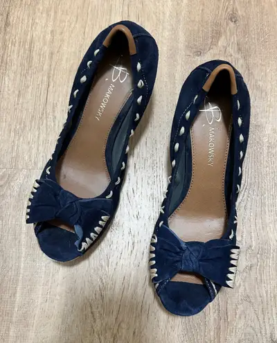 B Makowsky B. MAKOWSKY | Navy Blue Suede Peep Toe Bow Stitch Stacked Heel Pump, Size 8M