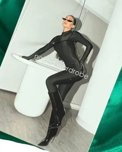 Naked Wardrobe - NWT Green Smooth
Side Asymmetrical Crop Top
Sz M