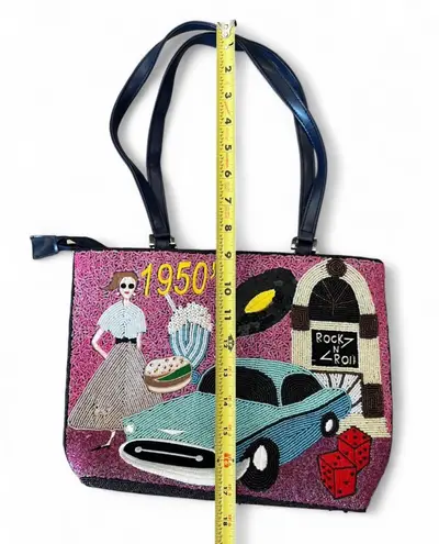 Vintage 1950s scene beaded shoulder bag with top zip closure and interior pocket Pink