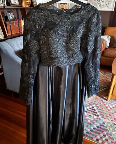 Prómesa Two piece gown black lace and full satin skirt sz 2 prom gala orchestra