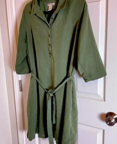 Reynah Couture Green Button