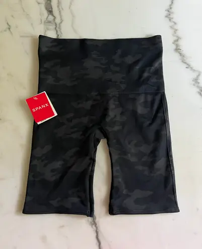 Spanx Look At Me Now Lamn Bike Shorts Black Camo