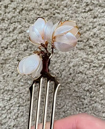 Elegant Gold Magnolia Hair Comb with Faux Pearls – Vintage Style Floral Hairpin