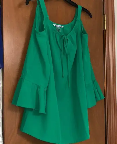 Peter Nygard Nygard 3/4 bell sleeve cold shoulder top.