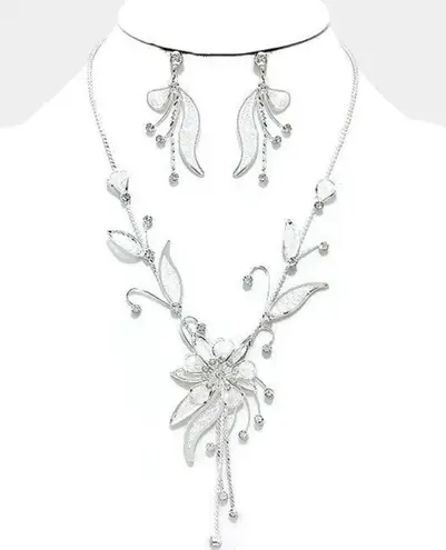🦋NWOT Gorgeous Silver Flower Crystal Set