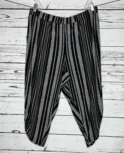 Susan Graver Sz 1X Black Stripe Ruched Leg Liquid Knit Pull-On Crop Capri Pants