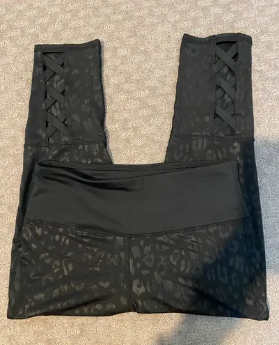 Bebe NWOT  Sport black animal print cropped leggings. Sz S