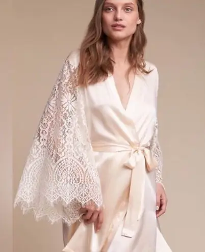 Yoana Baraschi women’s Cream Lace Robe Satin-Like size M