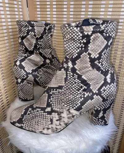 Steve Madden Evana Snakeskin Reptile Print Black White Heeled Boots