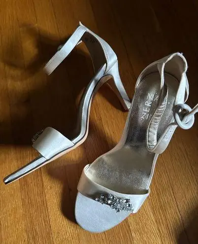 Naturalizer Womens Kinsley 3 Satin Jeweled Heels in Creamy Ivory, 8W