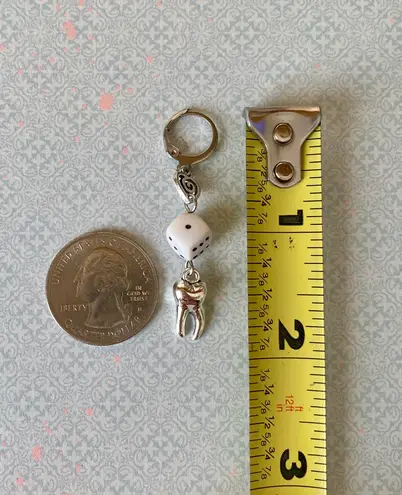 Handmade dice & tooth grunge funky y2k style dangle earrings 🎲🦷