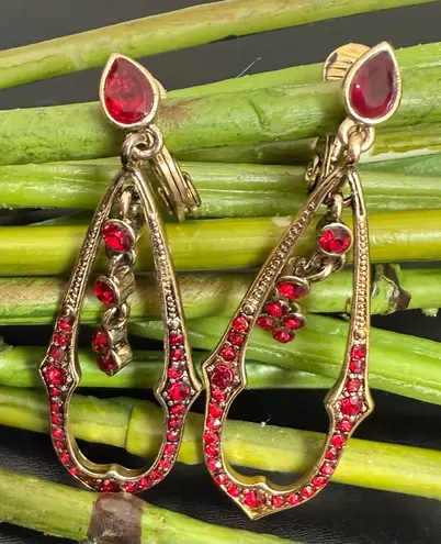 Monet Gold-tone Wine Red Rhinestones Drop Dangle Earrings 10.1g.
