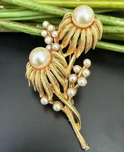 Vintage CORO Goldtone Faux Pearl Daisy Flowers Flower Bouquet Brooch Pin 23.6g. Gold