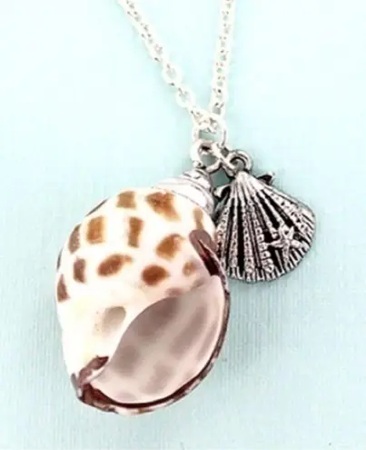 CLAM SHELL AND CONCH SHELL PENDANT NECKLACE