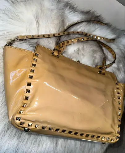 Valentino Garavani Rockstud Patent Leather Shoulder Bag In Tan
