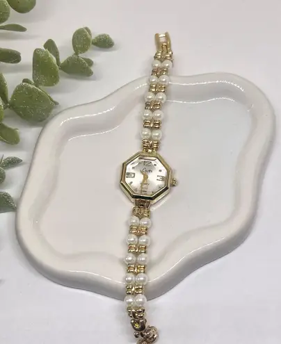 Vintage style gold tone pearl watch
