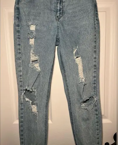 Tinseltown Juniors' Destructed Mom Jeans Size 7 Light Wash With Holes