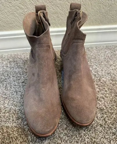 UGG  Women's Kingsburg Boot Size 8 Block Heel Western Bootie Tan Suede Boho Comfy - Image 1