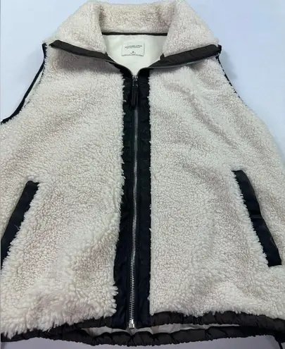 Abercrombie & Fitch  Sherpa faux leather cream vest size medium soft collection