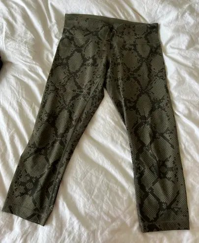 Lululemon cropped mid rise wunder under snakeskin pant