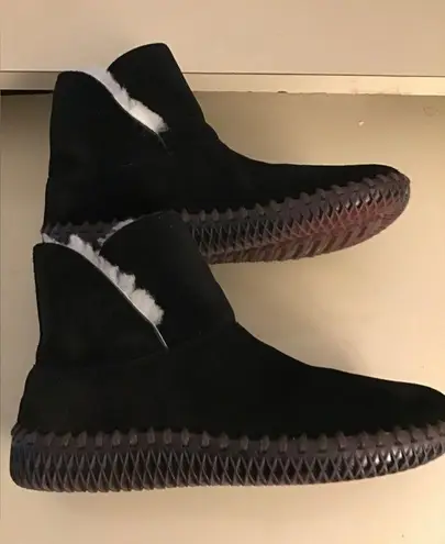 Antelope women black suede short classic boots US 7