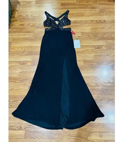 Mac Duggal Black Style No. 68166 halter neckline open back sequin bodice sz 6