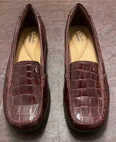 Clarks Collection Maroon Croc Embossed Patent Loafers 7M Comfort Slip