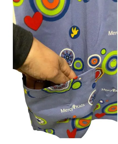 NWT Scrubs and Beyond Scrub Top SMALL Mercy Kids Print Crossover V