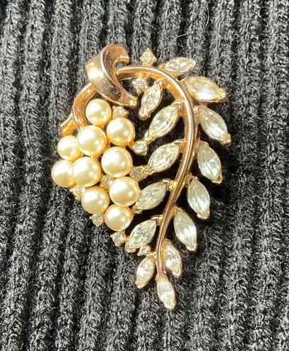 Trifari Vintage Crown  golden brooch 2 in long faux pearls diamonds signed