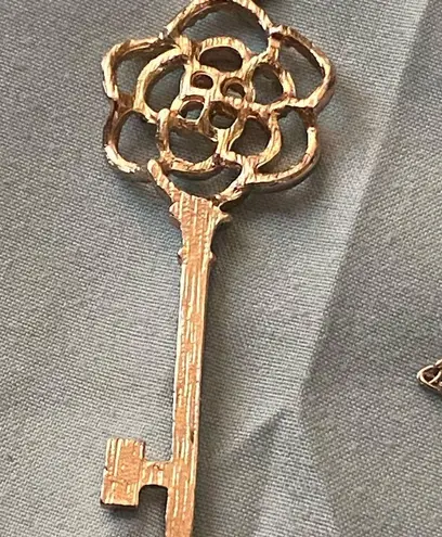 28” Necklace Silver Chain Key Pendant With Clear Stones 2.75” H X 1”W Gold