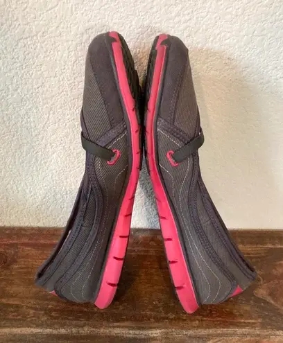 Nike Comfortable  brown/pink slip on shoes in excellent condition.  Sz 8