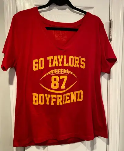 Go Taylor’s Boyfriend Size 2X KC Chiefs Travis Kelce Red V Neck Tee Shirt