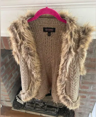 Shyanne Womens  Medium Faux Fur Chunky Knit Vest Taupe Western Rodeo Country Girl