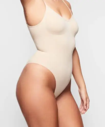 SKIMS SCULPTING BODYSUIT W. SNAPS