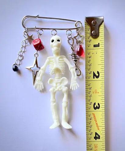 Handmade big skull goth grunge punk funky Halloween unisex pin/brooch/bag charm 🖤💀