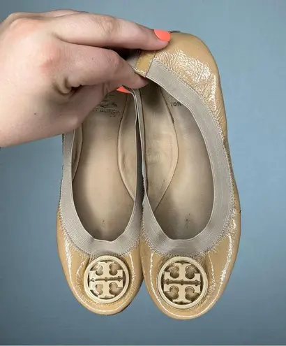 Tory Burch  |  tan beige ballet flats with gold logo size 6 Nude